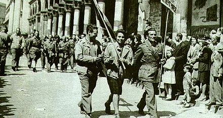 440px-Partigiani_sfilano_per_le_strade_di_milano.jpg