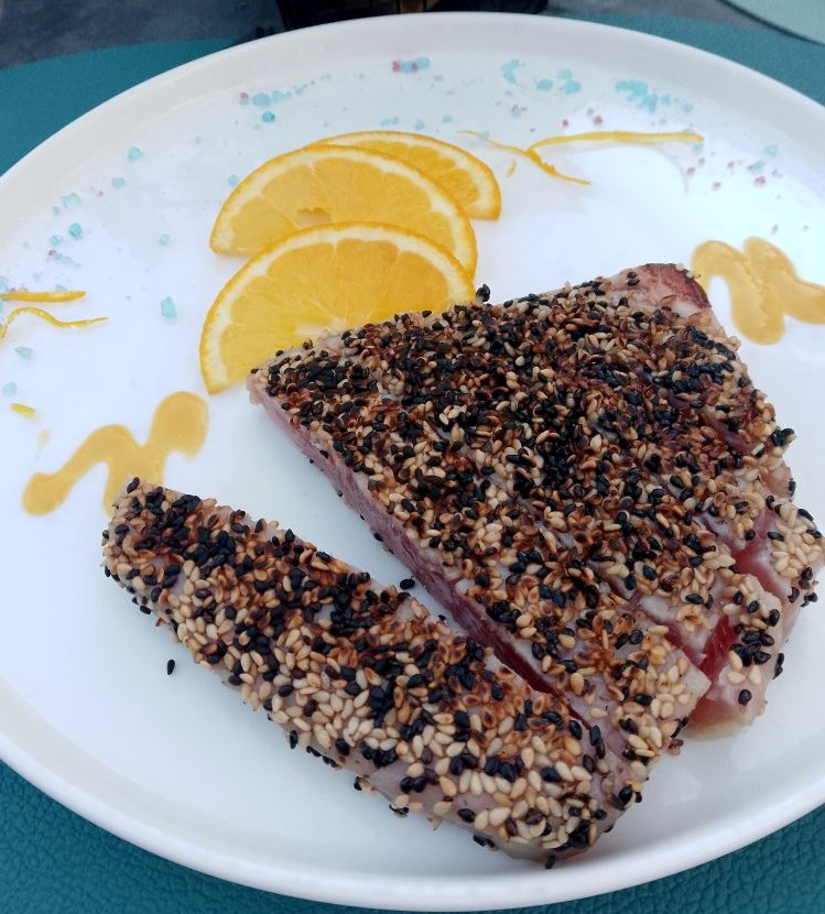 Tagliata di Tonno in Crosta di Sesamo con Dressing agli Agrumi auf Deutsch: Thunfischsteak in Sesamkruste mit Zitrusdressing