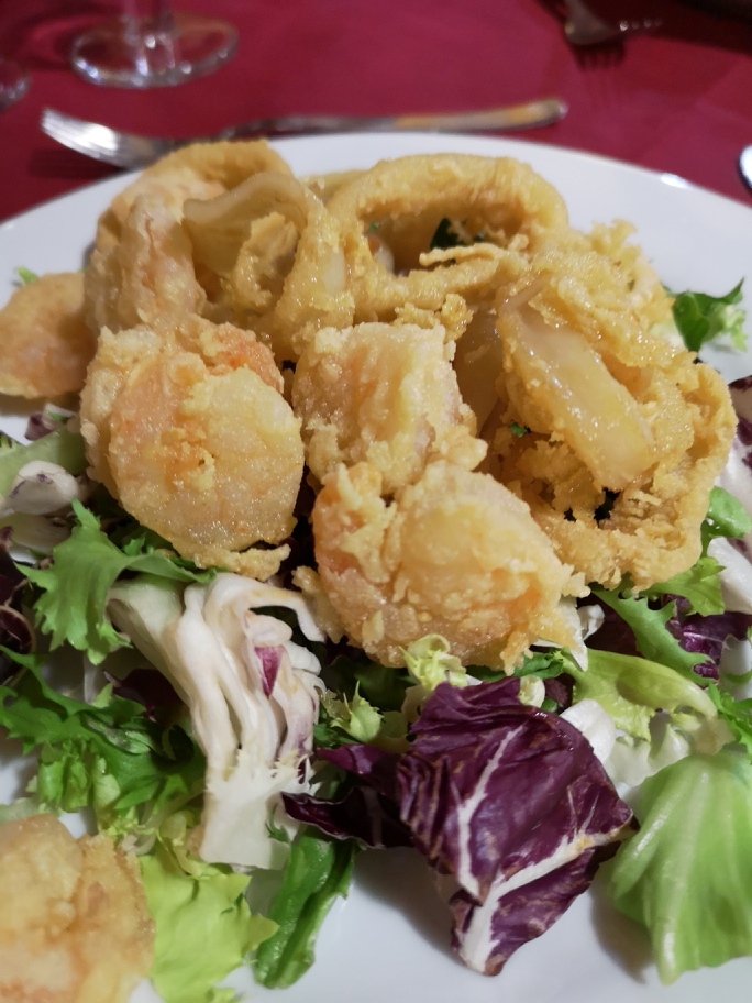 Tintenfisch frittiert mit Salat. va bene